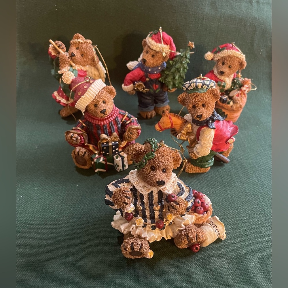 🎄6 Kirkland Signature Ornaments 🎄
Resin Bears approx 3.5”~ 4.5” tall.